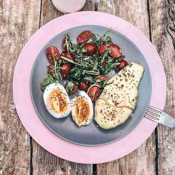 Mesa blanca con frutas, verduras y alimentos frescos
